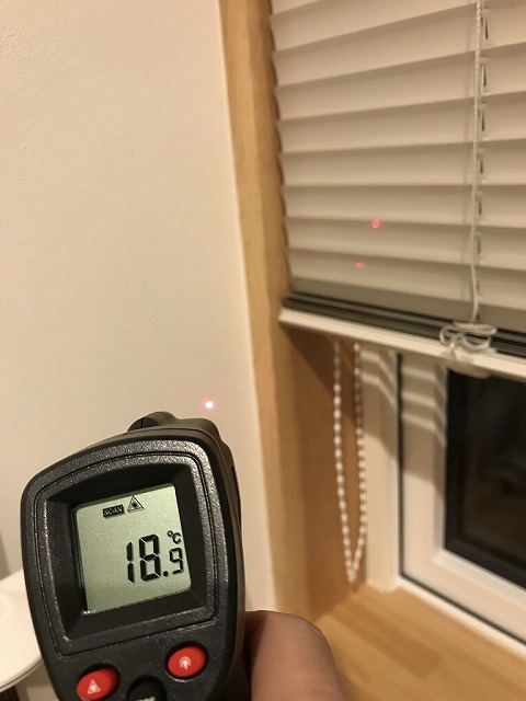 APW330ペアガラスのすべり出し窓のある部屋の壁の温度