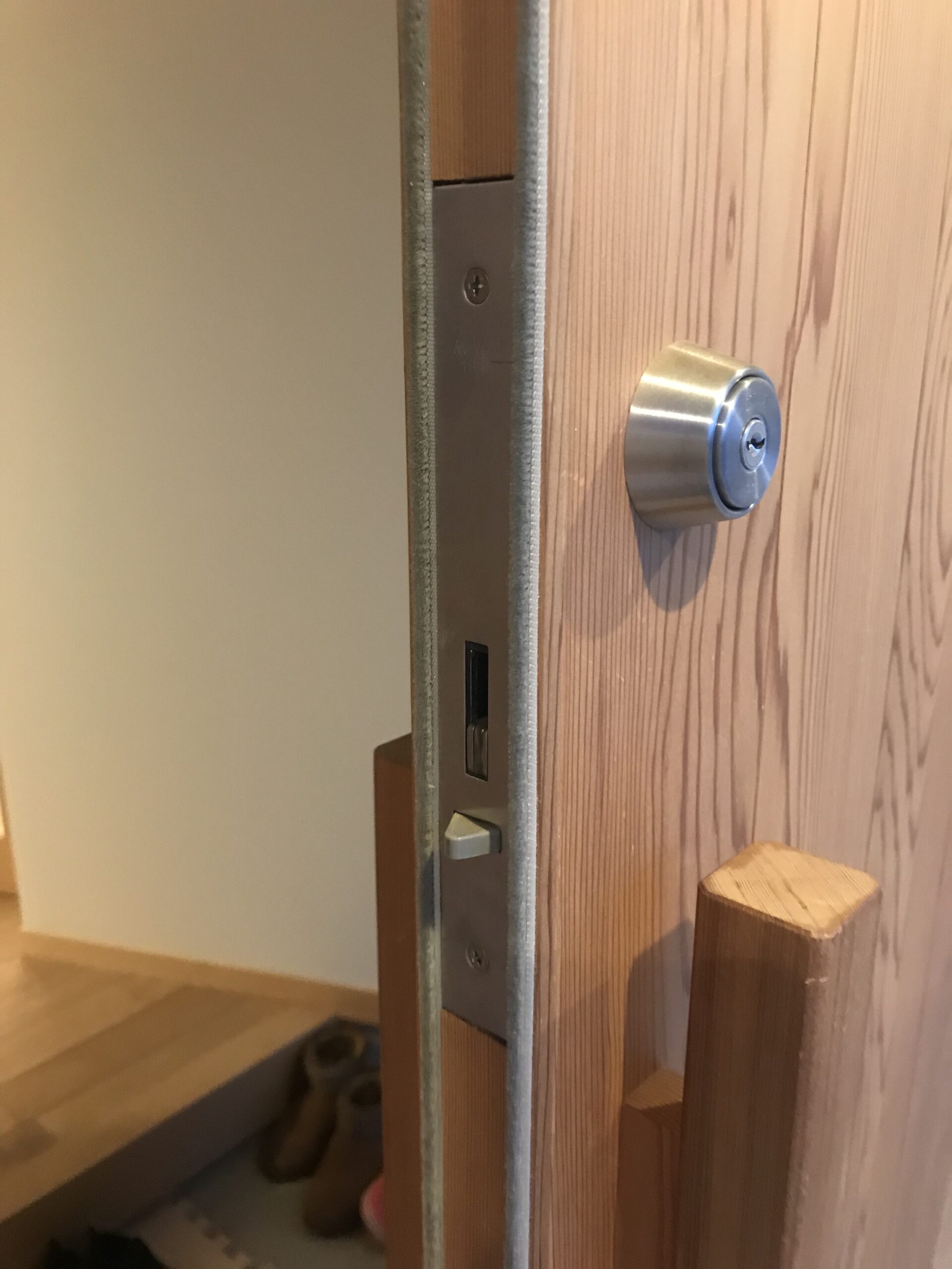玄関はMIWAのシリンダー錠 