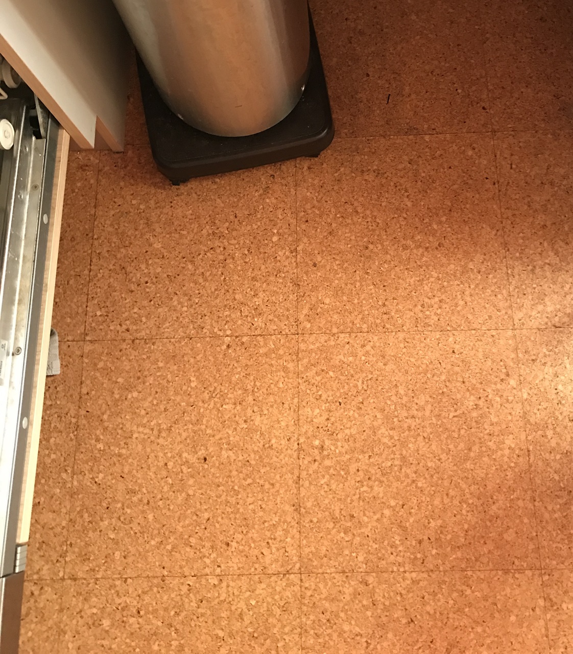 3年経過したキッチンのコルクタイル床