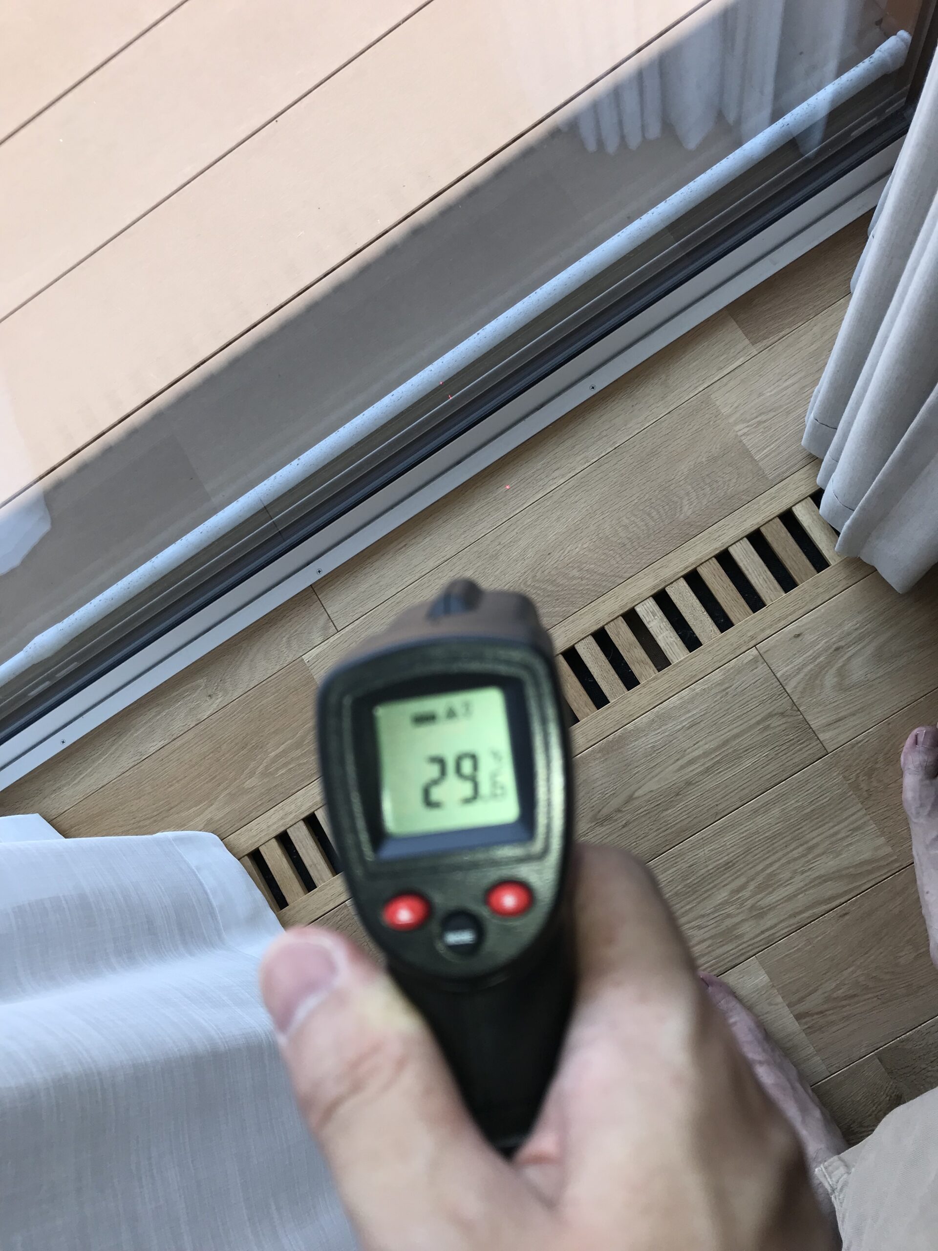 軒のおかげで日陰は29.6℃