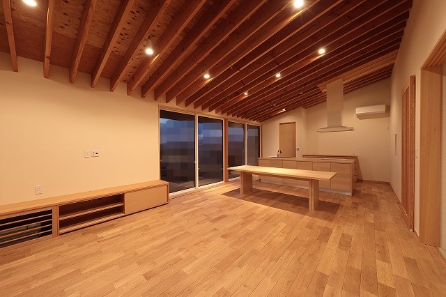 我が家の平屋のLDKの全景夜