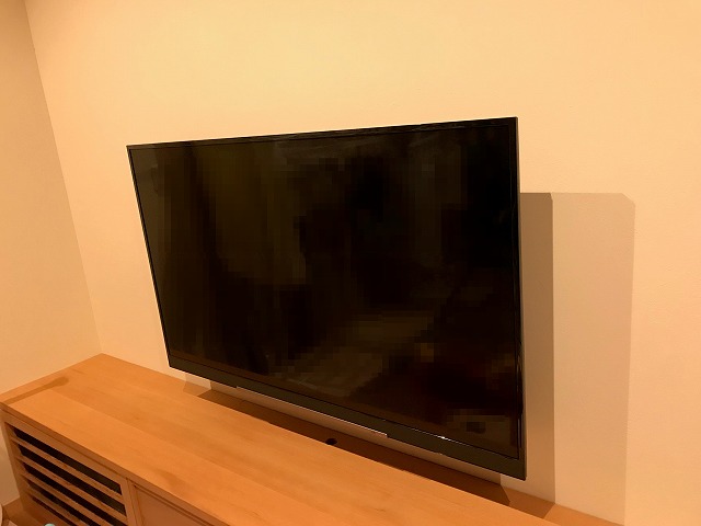 55インチの壁掛けテレビ（レグザとFPT-TA14D）