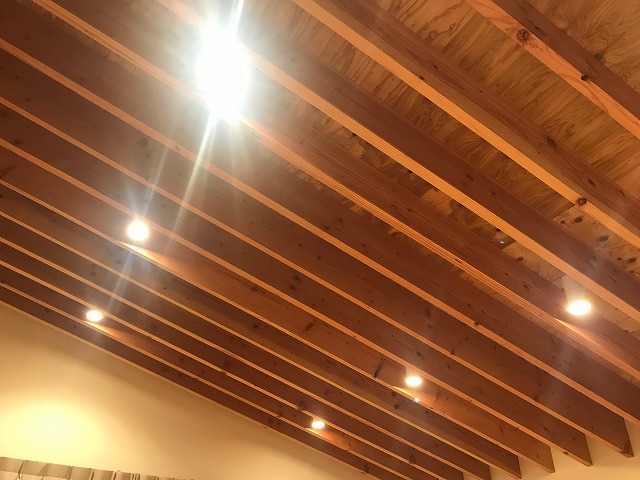 垂木現しの勾配天井