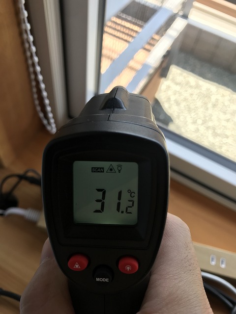 日射遮蔽時のAPW330の室内窓の温度