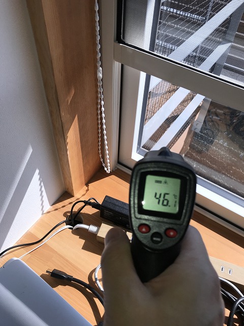 西日が照り付けたAPW330の室内窓の温度
