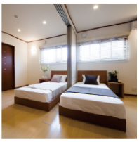 三和鉄構建設さん（さんわの家）の「バリアフリーに配慮した夫婦の暮らしを愉しむ平屋」の間仕切りできる寝室の写真