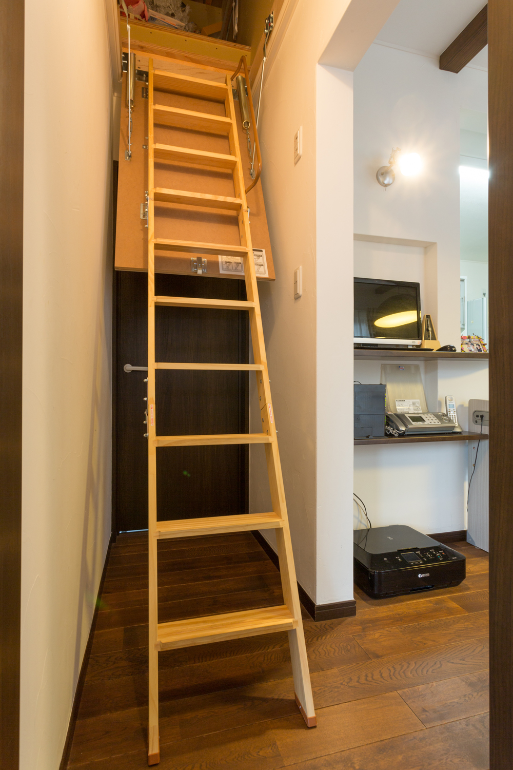 はしごで登る大きな小屋裏収納