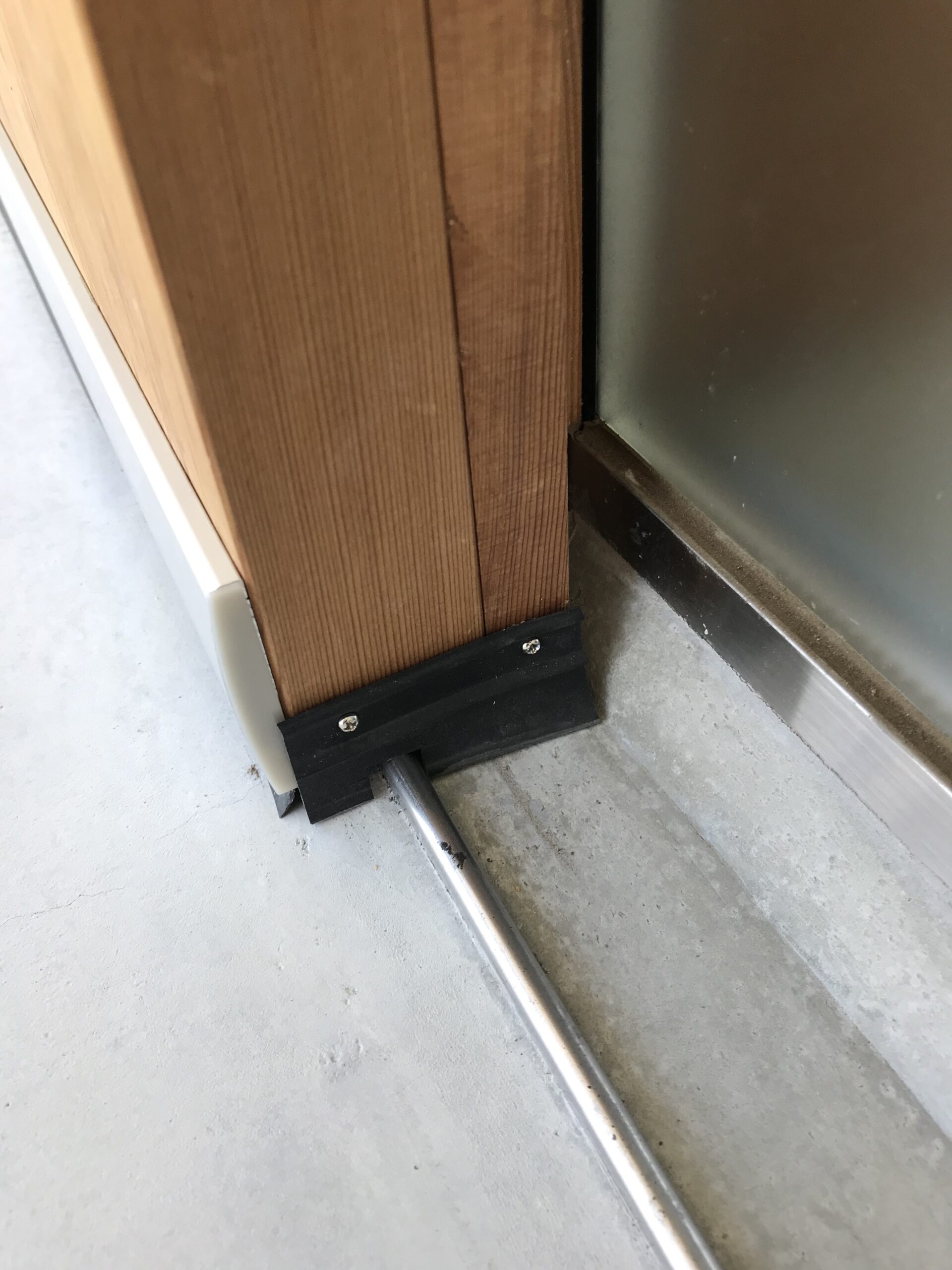 戸尻側下部にゴムパッキンを取り付け