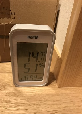 玄関の温度を測定（気密施工後夜）