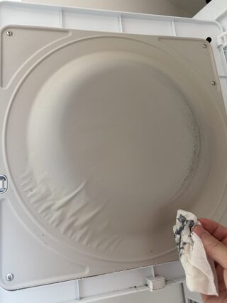 ホコリをティッシュでふき取る