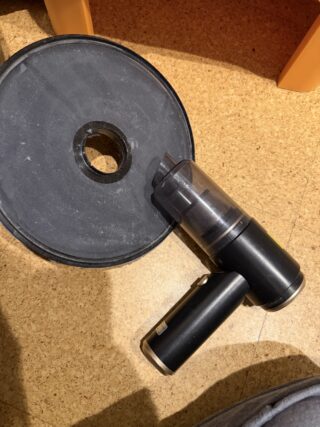 フィルター掃除に使うハンディ掃除機