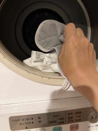 静電気除去クロスで洗濯物をつかむ