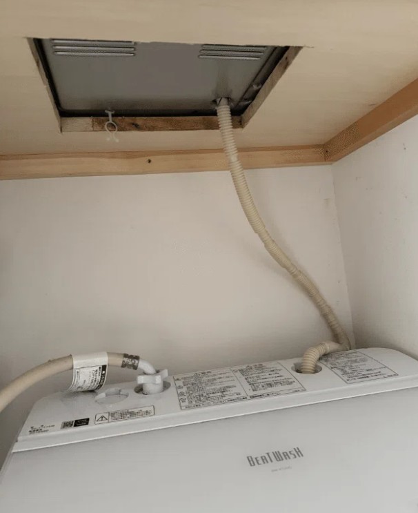 乾燥機の底面の排水ホース